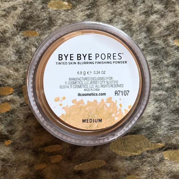 IT Cosmetics Bye Bye Pores Tinted Powder in Medium - Picture 6 of 8